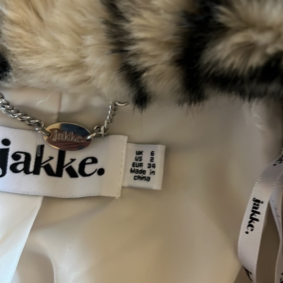 Jakke Katie Printed Faux Fur Coat in Abstract Face Print - Picture 10 of 10